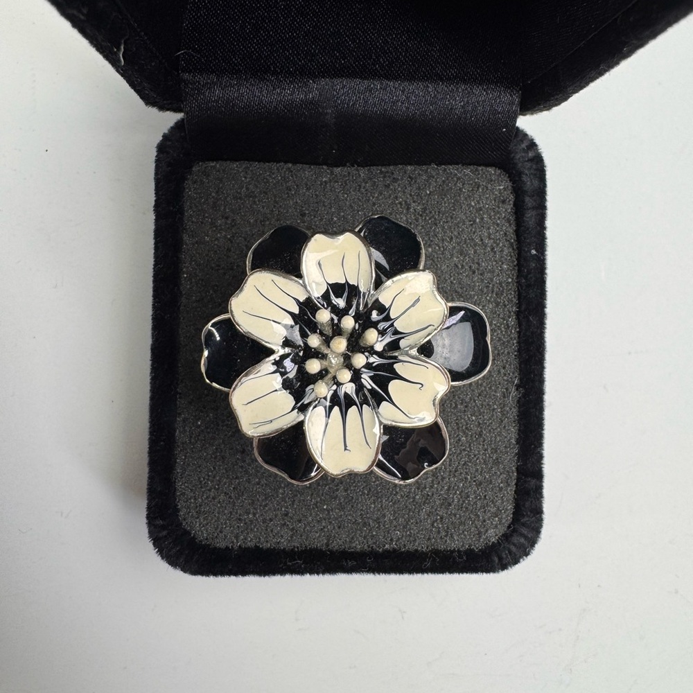 Black & Ivory Flower Statement Ring – Size 8